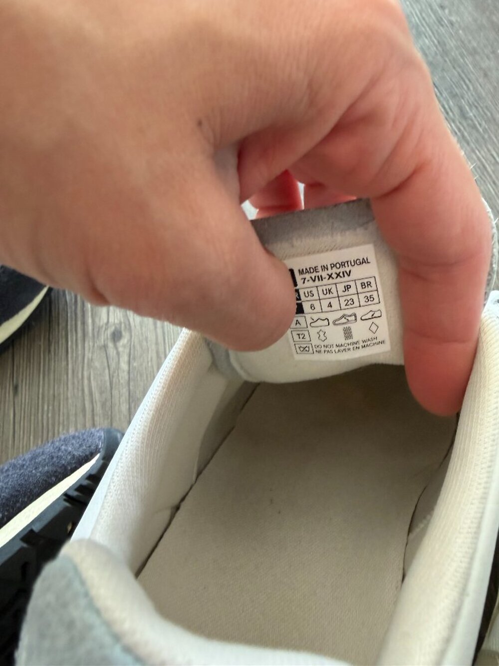 Veja Sneaker size US 6